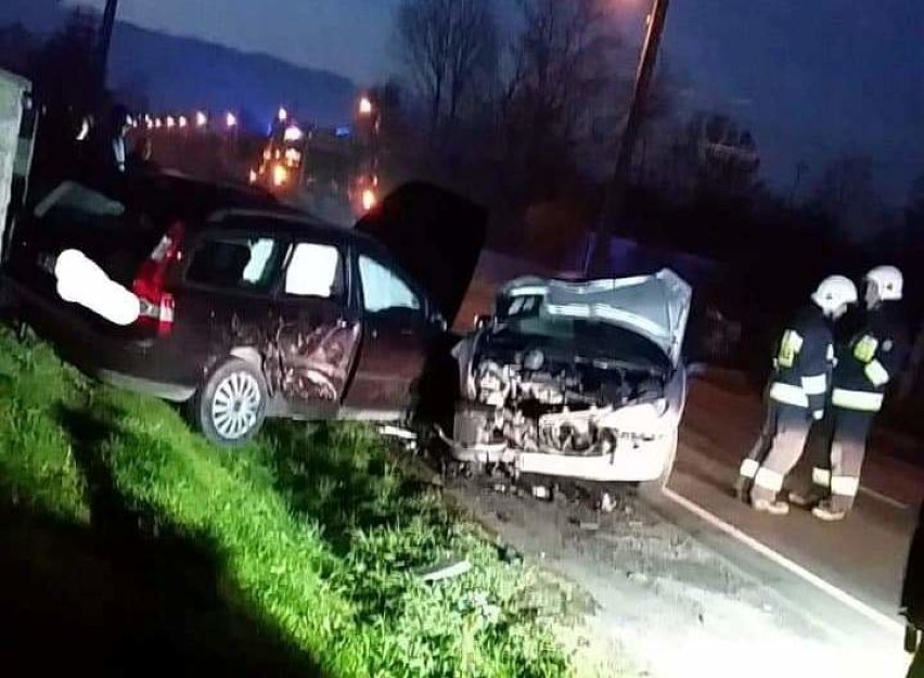Wypadek na DK 42 w Jedlnie Drugim. Po zderzenieniu 2 samochodów matka z dzieckiem przewiezieni do szpitala