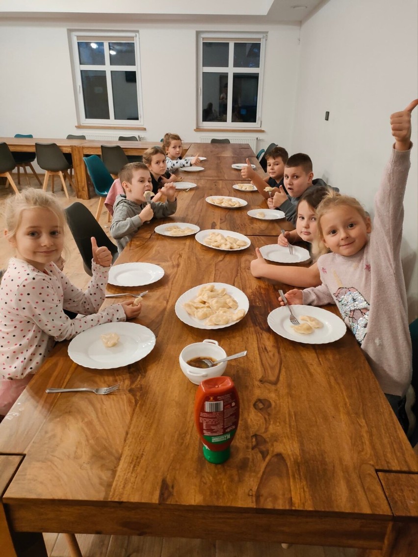 Gmina Darłowo: Dzieci ze świetlic wiejskich przygotowały wyjątkowe pierogi