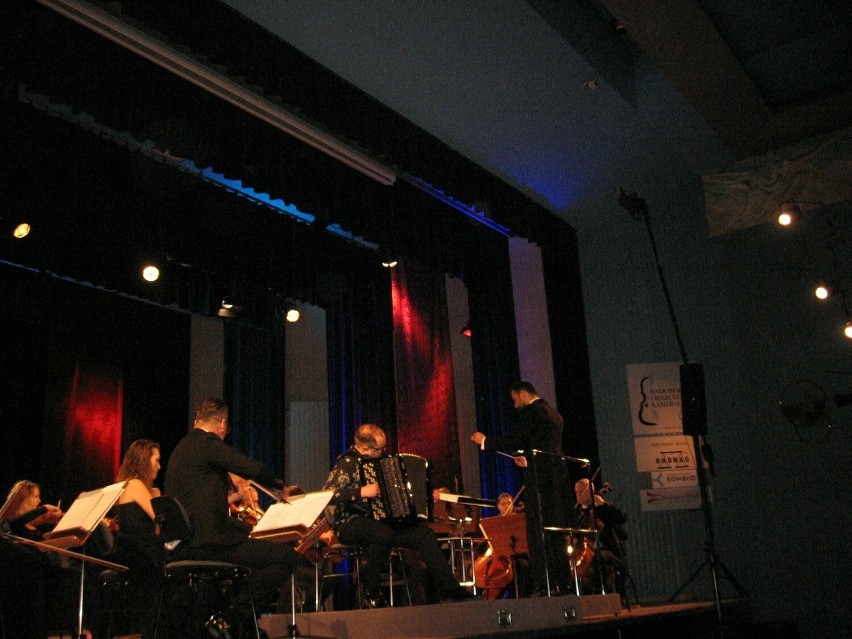 Radomska Orkiestra Kameralna zaprosiła na koncert „Walentynki z ROK”. Solistą był radomianin, Bartosz Kołsut. Zobaczcie zdjęcia