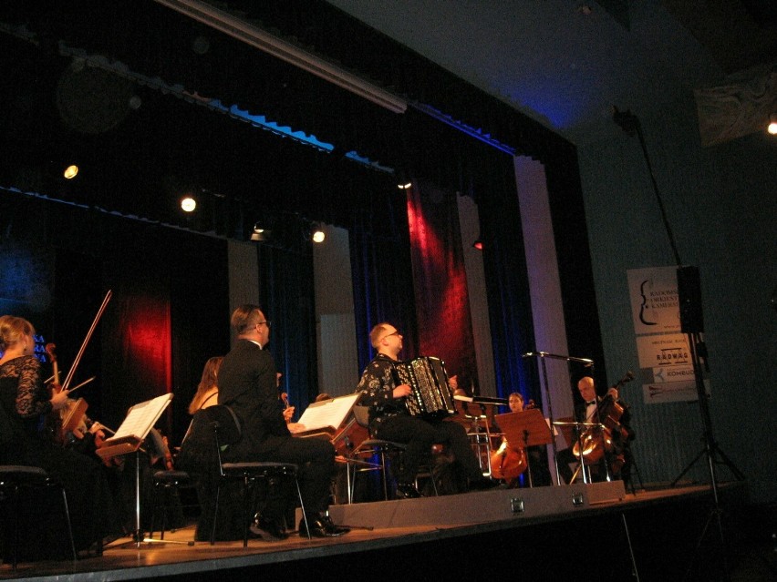Radomska Orkiestra Kameralna zaprosiła na koncert „Walentynki z ROK”. Solistą był radomianin, Bartosz Kołsut. Zobaczcie zdjęcia