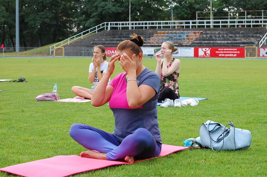 Jak niedziela to w Kościanie na stadionie miejskim "Joga na trawie"