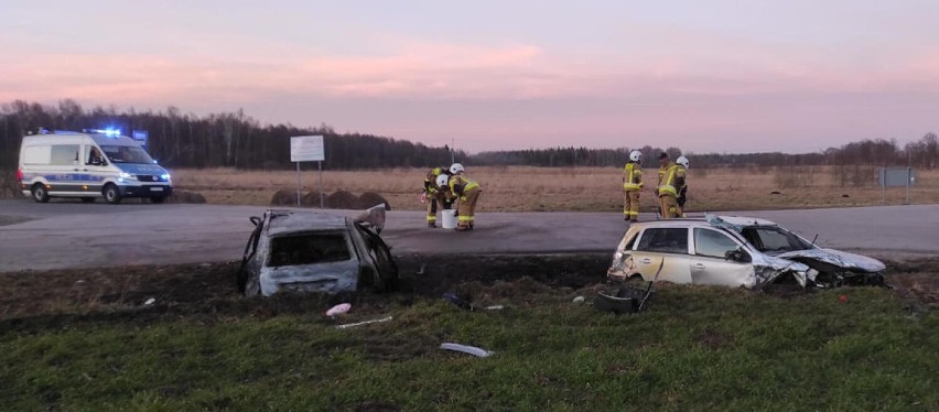 Opel uderzył w skodę. Auto spłonęło! Dwie osoby trafiły do szpitala! ZDJĘCIA