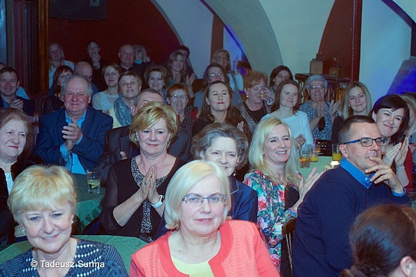 Piwniczna publiczność na wysmakowanym niedzielnym recitalu Grzegorza Tomczaka w Art Cafe [zdjęcia]