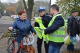 300 kamizelek odblaskowych rozdano na miejskiej targowicy w Łowiczu [ZDJĘCIA]