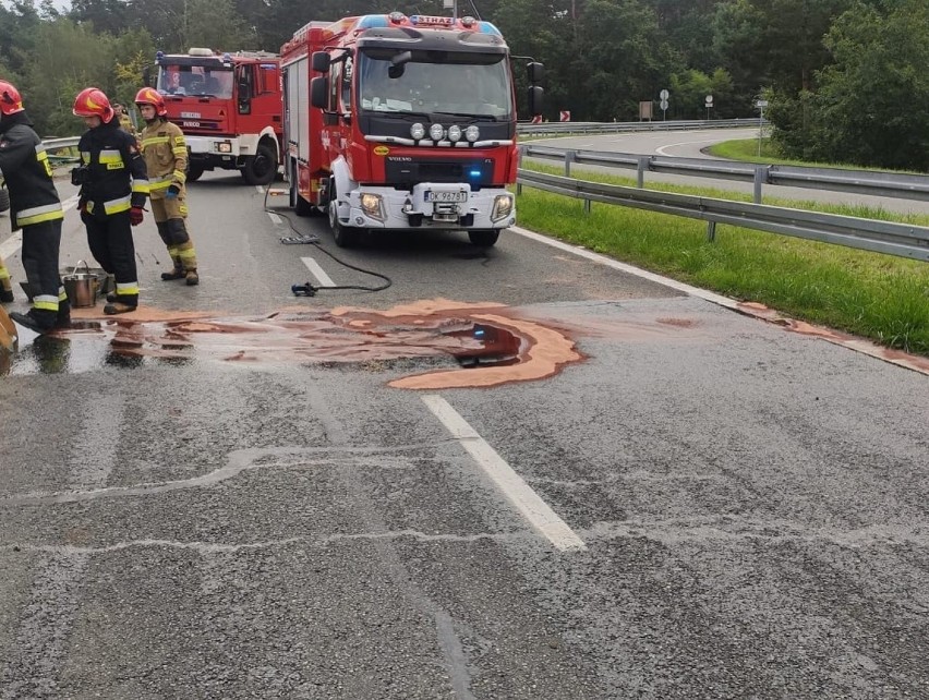 Ciężarówka wioząca buraki wywróciła się na obwodnicy Kędzierzyna-Koźla