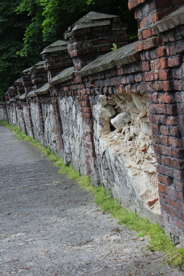 Mur przy IV LO w Chełmie grozi zawaleniem.