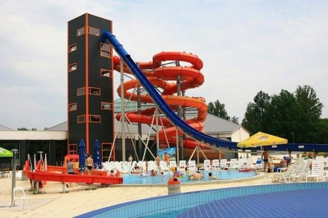 AquaPark Fala, Łódź

Tropikalny ogród w środku miasta? Nie trzeba jechać do ciepłych krajów, wystarczy wybrać się do Łodzi. Twórcy parku wzorowali się na oranżeriach i palmiarniach, zatem nie brakuje tu palm, piaszczystej plaży i baru w karaibskim stylu. Zjeżdżalnie wzbogacone są o efektu multimedialne, a najlepszą jest ta zewnętrzna, Megazjeżdżalnia Kamikadze – której nazwa chyba mówi sama za siebie.

Ceny biletów:

Ulgowy: 19 zł (1h), 36 zł (2h), 49 zł (3h), 60 zł (5h)

Normalny: 22 zł (1h), 39 zł (2h), 51 zł (3h), 80 (5h)