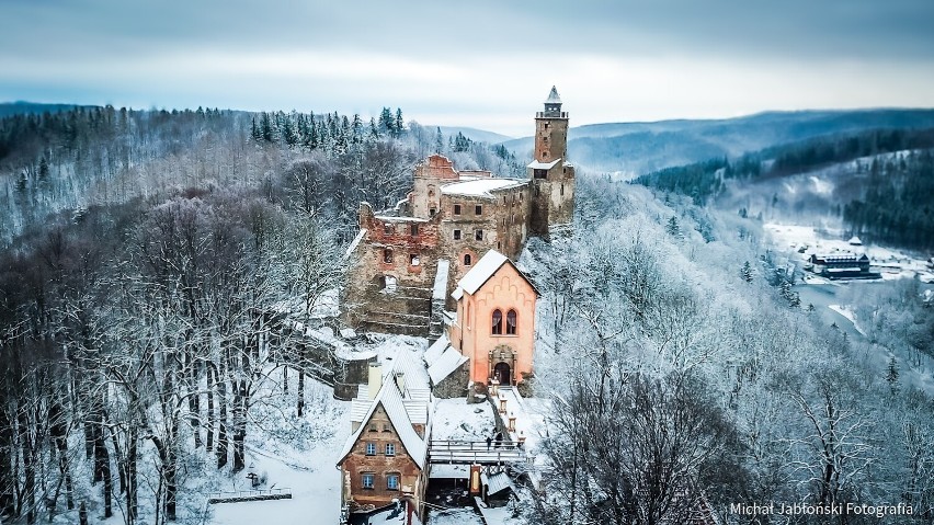 Zamek Grodno w Zagórzu Śląskim zbudowano jako średniowieczną...