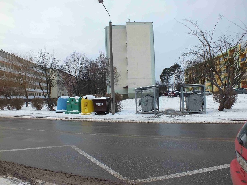 Mieszkańcy Starachowic oburzeni bałaganem w miejscach zbiórki odpadów segregowanych. Zobaczcie zdjęcia