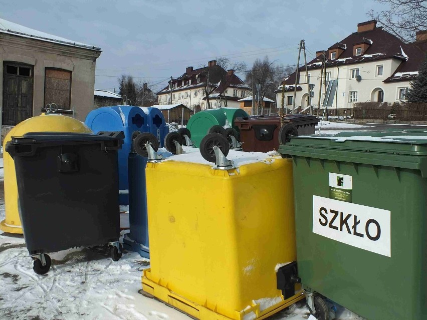 Mieszkańcy Starachowic oburzeni bałaganem w miejscach zbiórki odpadów segregowanych. Zobaczcie zdjęcia