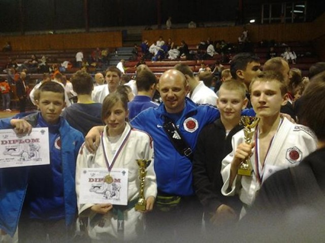 Trener Akademii Judo Rzeszów Marcin Paśko wraz z zawodnikami podczas turnieju w Bardejovie