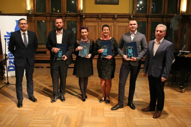 Osobowości Roku 2016 powiatu starogardzkiego (ze statuetkami, od lewej): Steffen Zimny, Katarzyna Wieczonkowska, Gabriela Wątka, Piotr Łangowski. Nagrody wręczali: Wiktor Pilarczyk, prezes gdańskiego oddziału Polska Press i Mariusz Szmidka, redaktor naczelny "Dziennika Bałtyckiego".