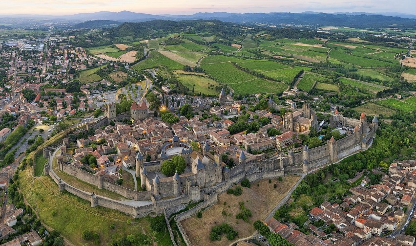 Carcassonne to niewielkie langwedockie miasto w południowej...