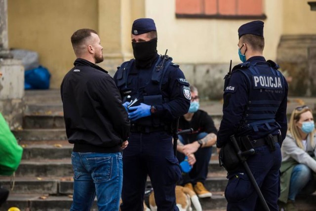 Policja karze z nieprzestrzeganie obostrzeń. Było 27 mandatów i 2 wnioski do sądu