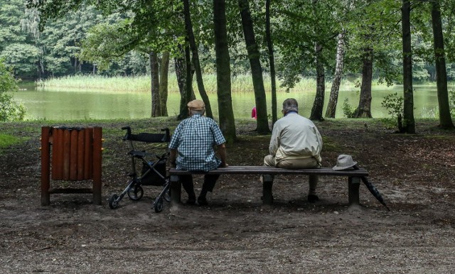 Małe są szanse, że nawet najwyższa z możliwych waloryzacja emerytur i rent przeprowadzana zawsze od marca zrekompensuje w całości inflację. Nawet jeśli uwzględnimy zwolnienie z PIT oraz także najwyższe z możliwych dodatki osłonowe w ramach tzw. tarczy antyinflacyjnej, to dochód realny najniżej sytuowanych będzie relatywnie niższy niż w kończącym się roku.