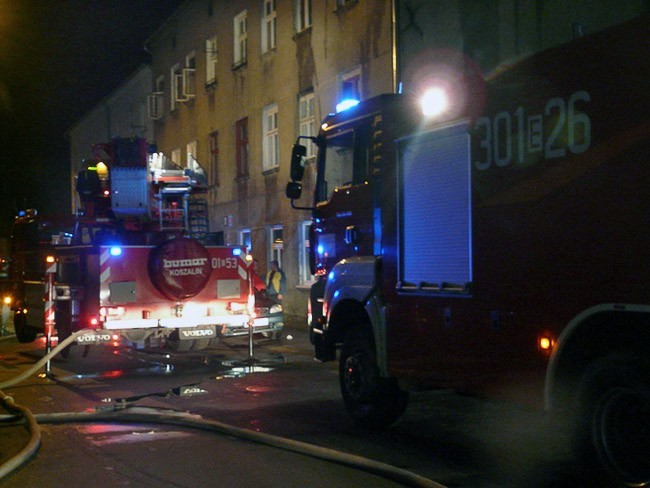 Strażacy zostali wezwani do pożaru kamienicy o. 2:30 w nocy....