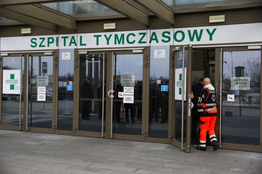 31 maja ostatni pacjenci opuścili szpital tymczasowy w hali...