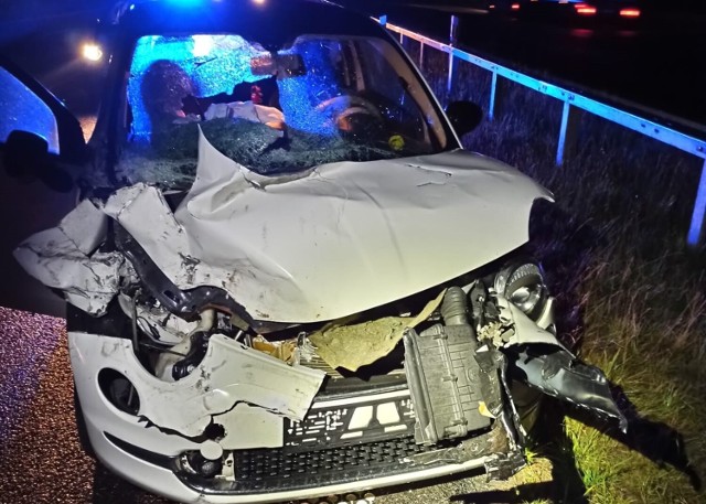 Na autostradzie A1 koło Radomsko doszło do wypadku Fiat uderzył w tył naczepy ciężarówki