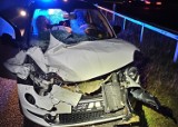 Wypadek na autostradzie A1 koło Radomska. Fiat uderzył w tył naczepy ciężarówki