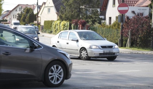 Ruch ulicą Odrodzenia znowu będzie się odbywał w obu kierunkach, a droga będzie podporządkowana.