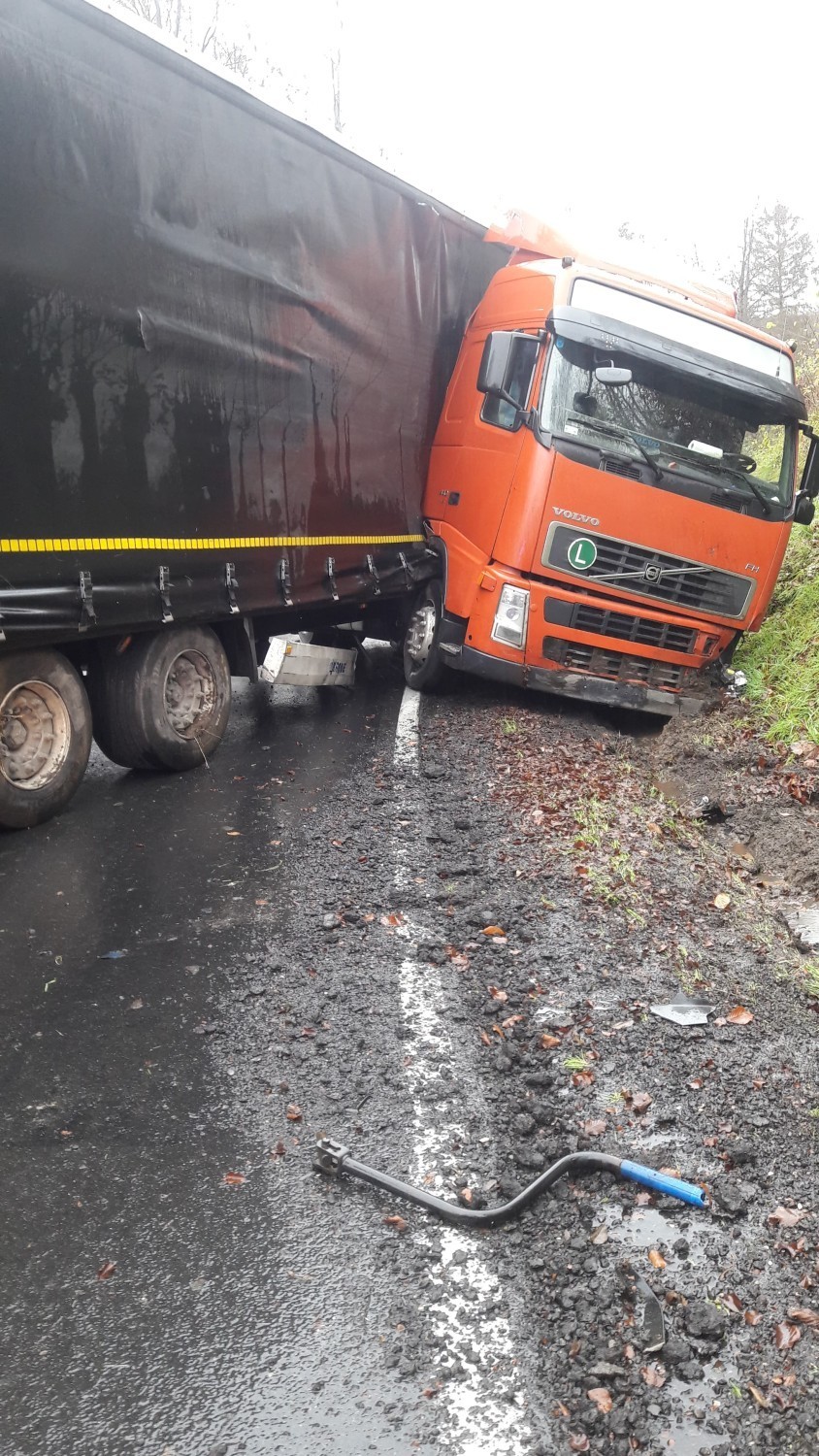 Kolejny wypadek na krętej drodze między Przęsinem a Zadrami (FOTO)