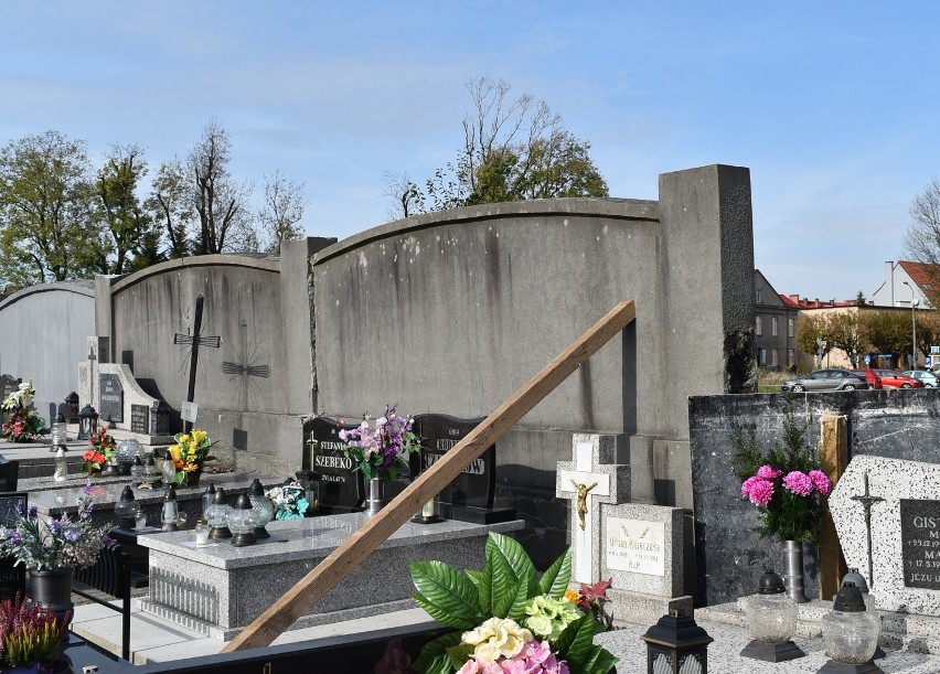 Stan muru cmentarza parafialnego w Oświęcimiu stanowił już...