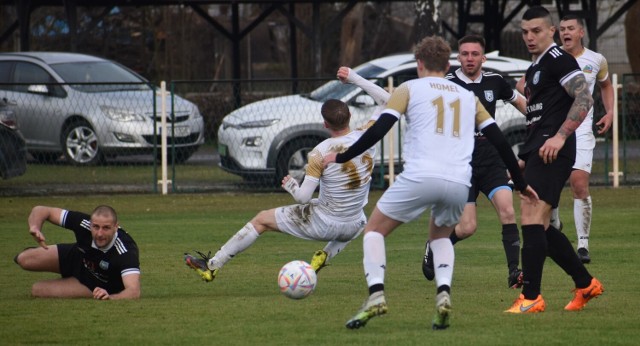 V liga piłkarska w Małopolsce, grupa zachodnia: Niwa Nowa Wieś - Karpaty Siepraw 2:1. Na zdjęciu: Michał Matejko (z lewej) fauluje Filipa Lesaka. Sieprawianie dostali karnego, którego jednak nie zamienili na gola.