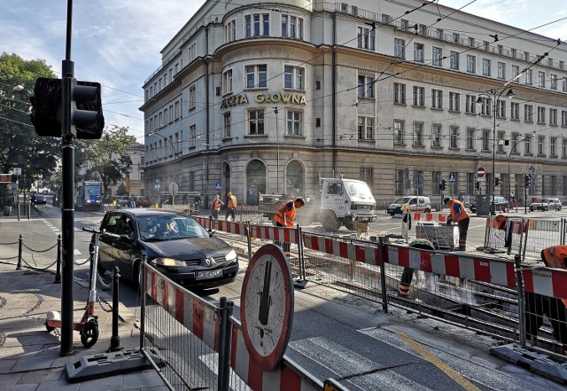 W trakcie prac na ul. św. Gertrudy (Koszt to ok. 1,6 mln zł) wymieniono m.in. szyny tramwajowe na nowe