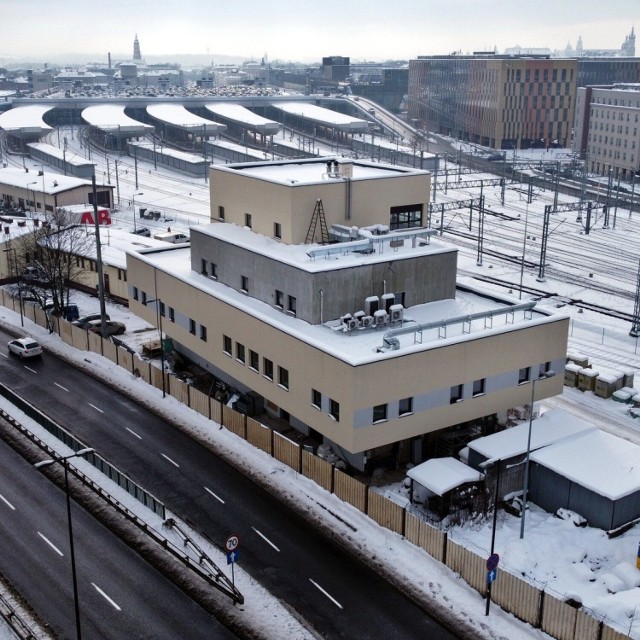 Na ukończeniu są prace na zewnątrz modernizowanej nastawni stacji Kraków Główny.