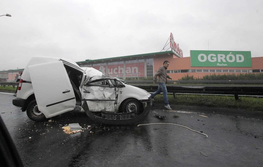 Wypadek na DTŚ z Chorzowa do Katowic. Samochód wjechał w barierki [ZDJĘCIA]