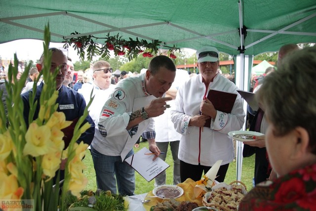 Byli też przedstawiciele restauracji i koła gospodyń z sąsiednich powiatów. Co królowało na stołach? Głównie czernina. I to ją smakowano. Jury z m.in. znanym Kevinem Aistonem i innymi mistrzami patelni, próbowało wielu potraw. Ale nie tylko czernina przypadła do gustu wszystkim tym, którzy nie wystraszyli się pochmurnego nieba i przyjechali do Lubrańca. 

Na stołach wystawcy wyłożyli pyszne przekąski, mięsiwa, kluski, sałatki oraz ciasta. Były też pokazy sztuki kulinarnej i warsztaty carvingu, czyli rzeźbienia w owocach.