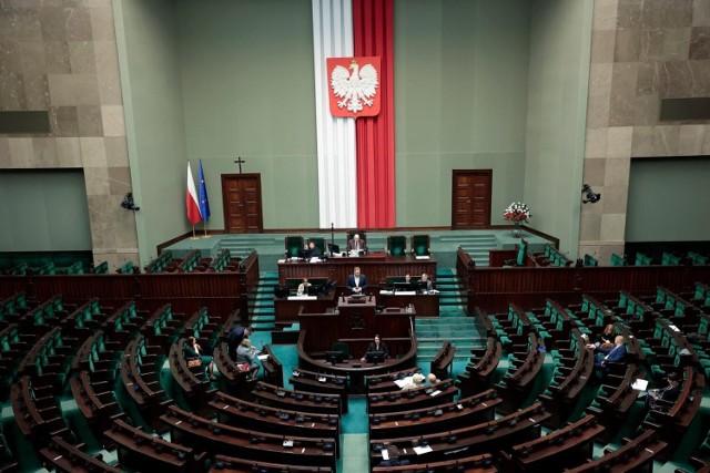 Praca zdalna stała się stałą formą świadczenia pracy i może być wykonywana przez pracownika w miejscu jego zamieszkania lub innym, ale uzgodnionym z pracodawcą. Porozumienie może zainicjować przełożony lub zatrudniony przed podpisaniem umowy lub w jej trakcie. W szczególnych przypadkach pracodawca będzie zmuszony do rozpatrzenia wniosku pracownika, gdy pracująca będzie w ciąży, pracownik wychowuje niepełnosprawne dziecko, ma pod opieką niepełnosprawnego członka rodziny lub dziecko poniżej 4 roku życia. 

Nowelizacja wejdzie w życie w dwa miesiące po ogłoszeniu jej w Dzienniku Ustaw.