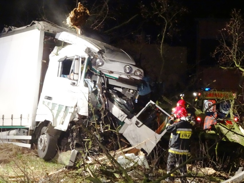 Wypadek w Wolicy Pustej: Ciężarówka wypadła z drogi i...