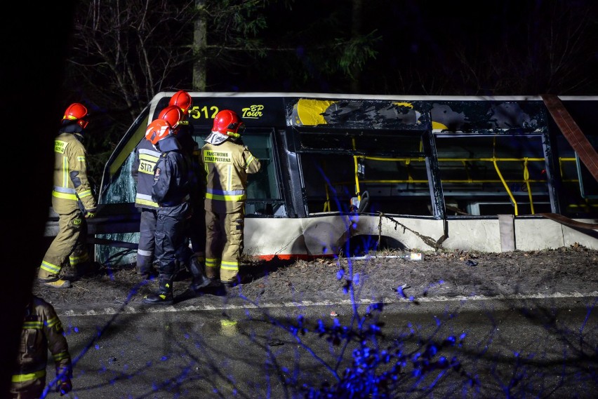 Śmiertelny wypadek na Spacerowej w Gdańsku! Doszło do czołowego zderzenia autobusu z samochodem osobowym. Nie żyje kierowca osobówki