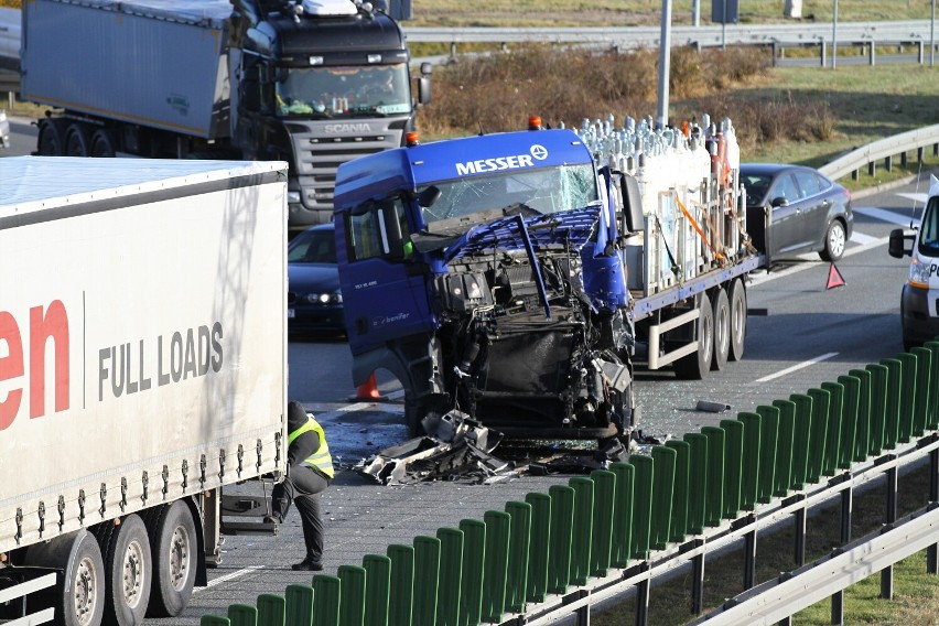 Wypadek na S8 w Rakowie pod Piotrkowem. Na jezdni w kierunku...