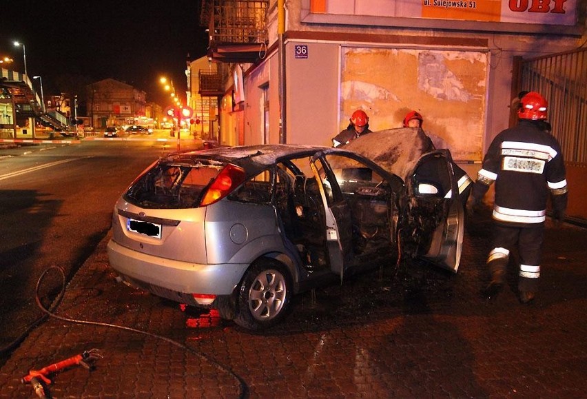 Ford focus płonął w centrum Piotrkowa. Zawiniła wadliwa instalacja elektryczna?