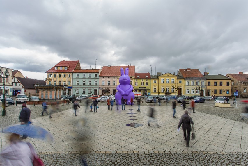 Zając gigant ze Starego Browaru pojawił się na rynku w Grodzisku FOTO