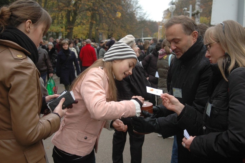 Gdynia. Flesz z przeszłości. 1.11.2008. Gdynianie odwiedzili groby bliskich. Odbyła się też tradycyjna zbiórka dla hospicjum  