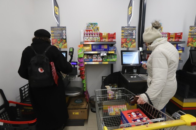 Sosnowiec. Najnowocześniejsza Biedronka w Zagłębiu już działa. Bardziej ekologiczny sklep już zaprasza klientów na zakupy.

Zobacz kolejne zdjęcia. Przesuwaj zdjęcia w prawo - naciśnij strzałkę lub przycisk NASTĘPNE