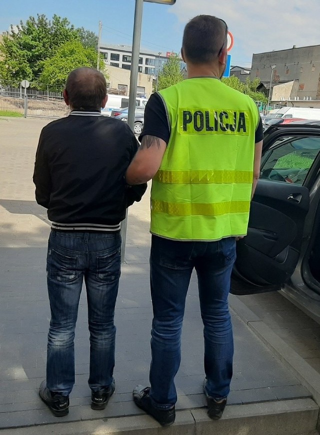 Po pościgu policjanci zatrzymali parę oszustów, którzy od 86-letniej mieszkanki Łodzi wyłudzili pieniądze i złotą biżuterię