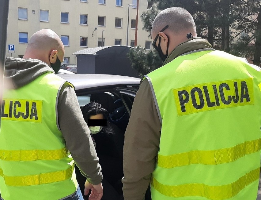 Po pościgu policjanci zatrzymali parę oszustów, którzy od...