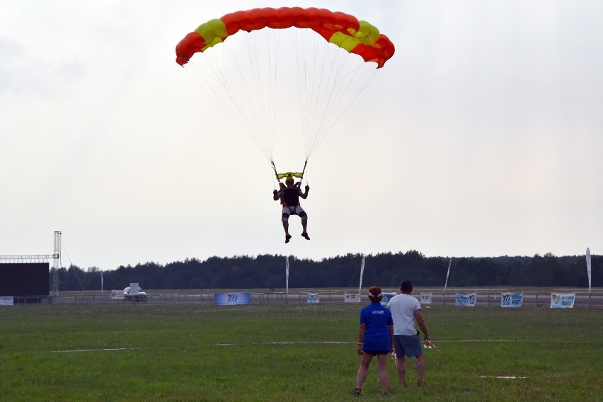 Air Moto Show w Pile. Pierwsi do akcji wkroczyli spadochroniarze! Zobaczcie zdjęcia