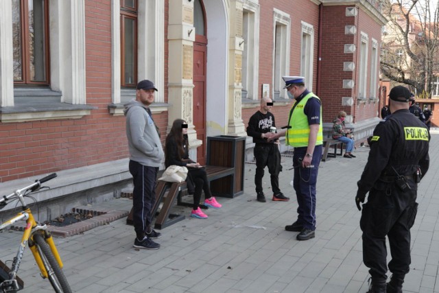 Policja wyłapywała osoby łamiące przepisy jeszcze w drodze na miejsce demonstracji antycowidowców, by zdusić ją w zarodku. Marsz jednak się odbył, choć nie wzięło w nim udział wiele osób. 

Zobacz kolejne zdjęcia. Przesuń zdjęcia w prawo - wciśnij strzałkę lub przycisk NASTĘPNE