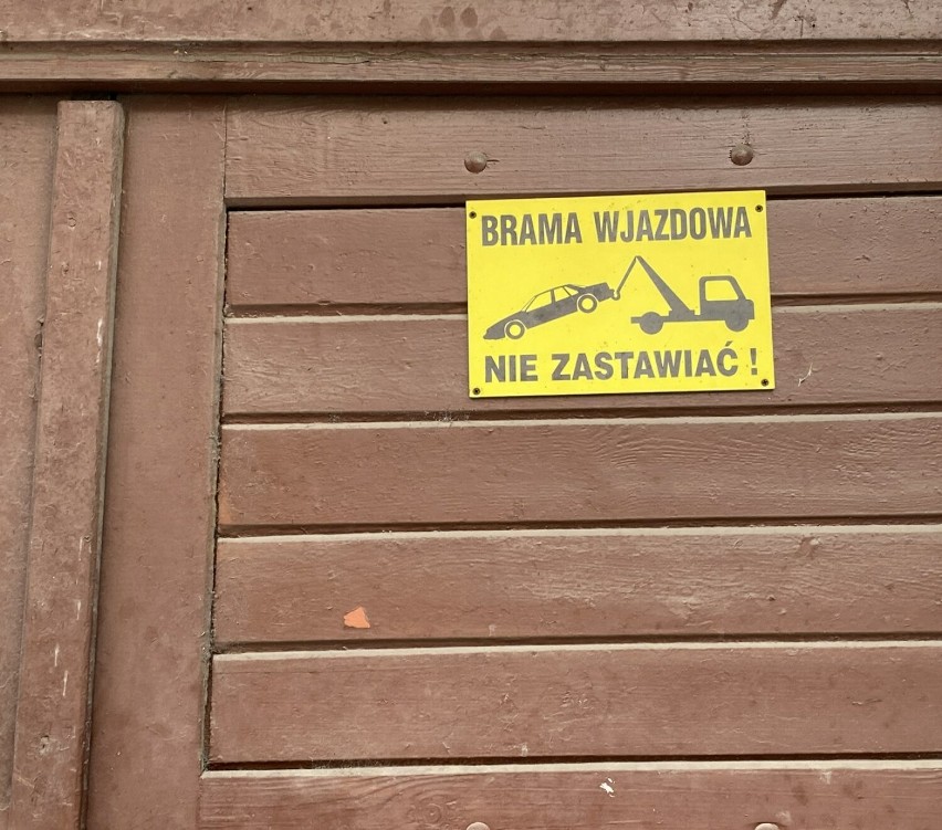 Znaki swoje a kierowcy swoje. „Wolna amerykanka" na głównej ulicy Leszna