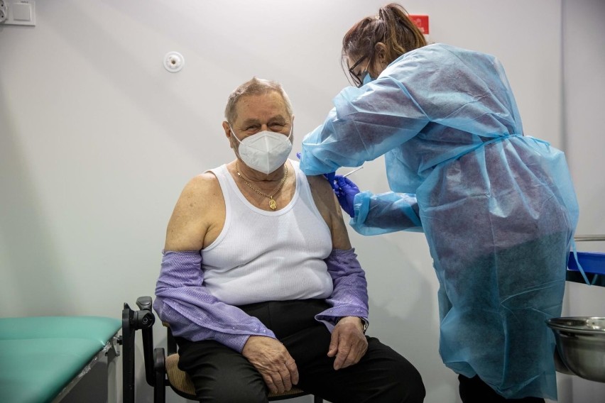 Pierwsze szczepienia seniorów 70+ w szpitalu tymczasowym...