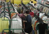 OBOP: ponad połowa mieszkańców Śląskiego nosi ubrania kupione w szmateksach