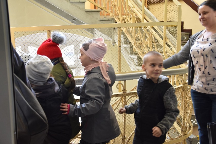 Oleśnica: Podejrzany ładunek i ewakuacja uczniów siódemki (FOTO)   