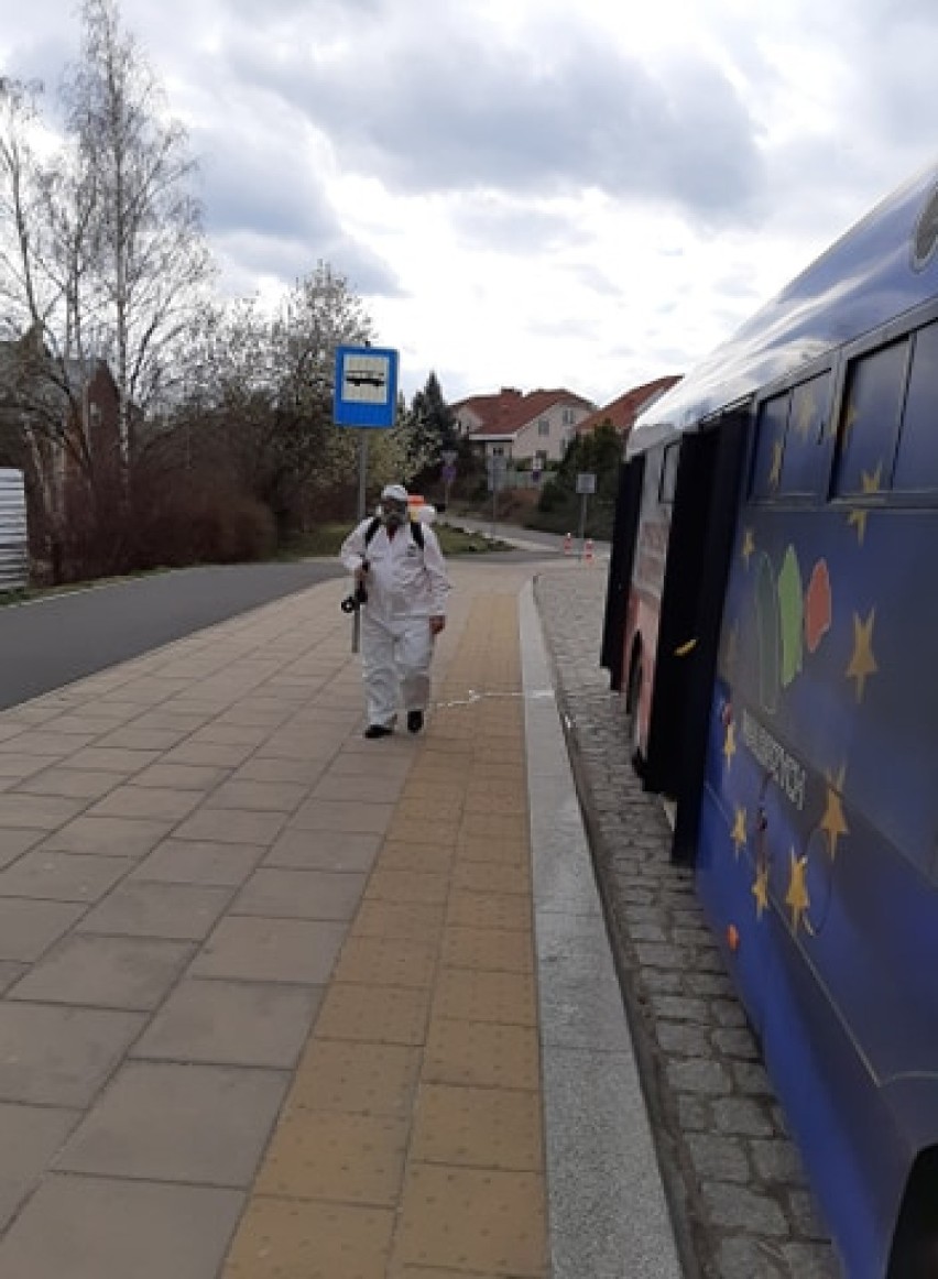 Koronawirus Wałbrzych. ZDKiUM dezynfekuje autobusy i przystanki