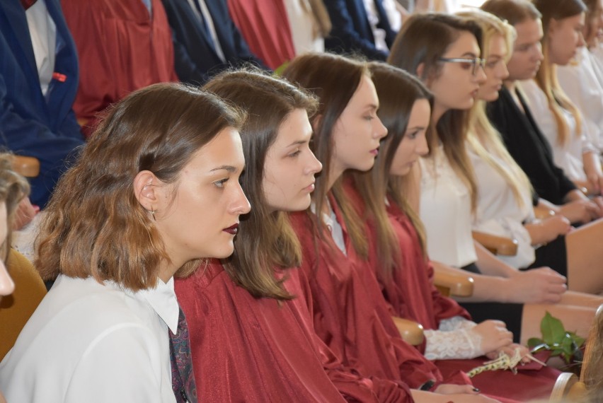 Maturzyści z "Asnyka" odebrali świadectwa. Teraz przed nimi matura