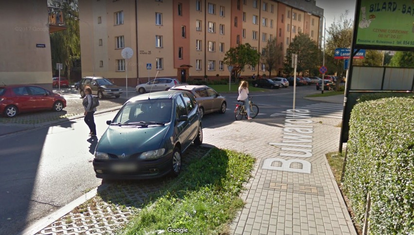 Mistrzowie parkowania w Rzeszowie przyłapani przez Google Street View. Zastawiają chodniki, zostawiają auta na skrzyżowaniach i co jeszcze?